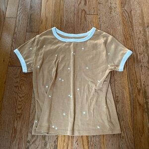 Yellow and white daisy tee